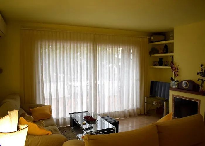 Magnolia, Habitacion Matrimonial Con Bano Uso Privado, En Casa Compartida Homestay szállás Palafrugell