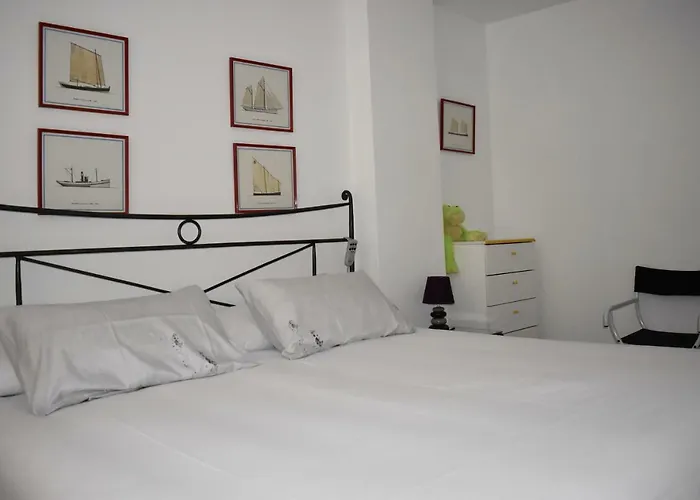 Magnolia, Habitacion Matrimonial Con Bano Uso Privado, En Casa Compartida Homestay szállás Palafrugell