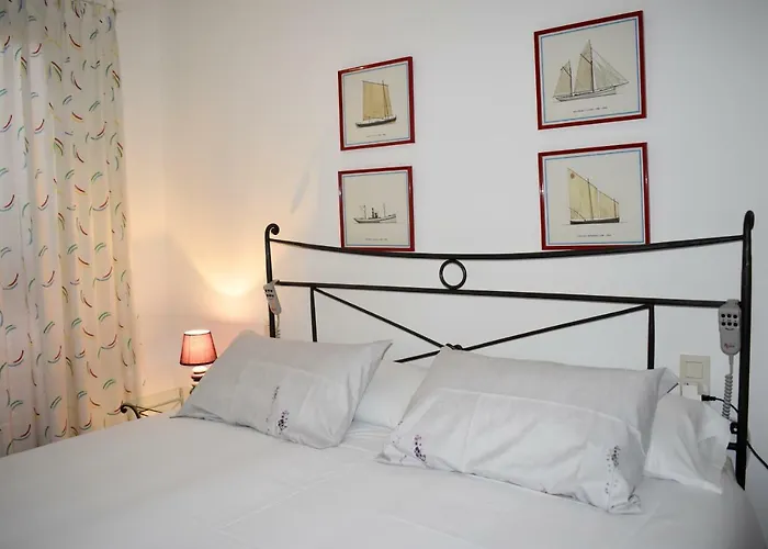 Homestay szállás Magnolia, Habitacion Matrimonial Con Bano Uso Privado, En Casa Compartida Palafrugell