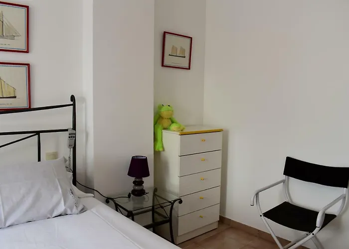 Magnolia, Habitacion Matrimonial Con Bano Uso Privado, En Casa Compartida Homestay szállás Palafrugell